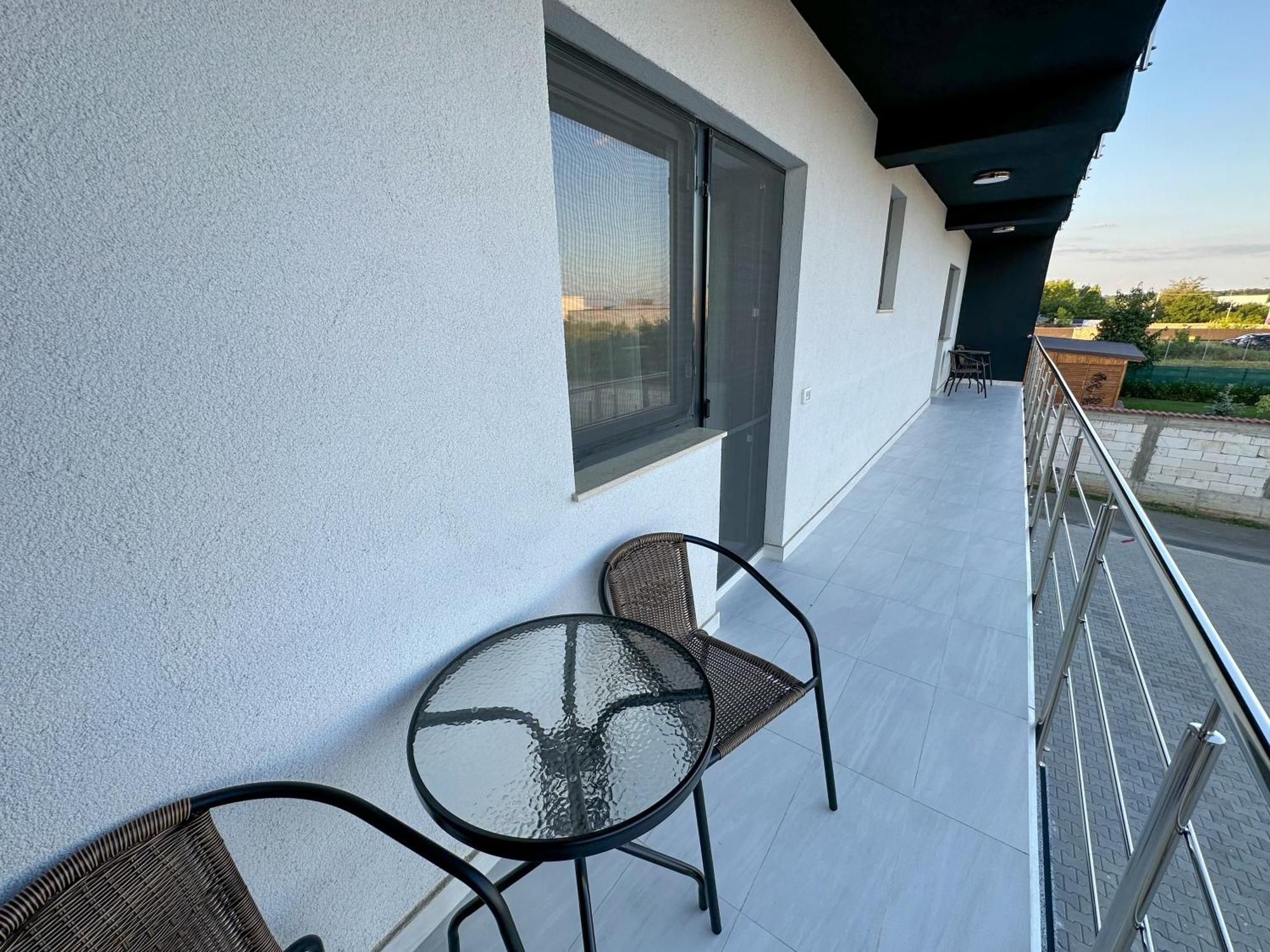 Zim Family Airport Apartment Otopeni Exterior photo